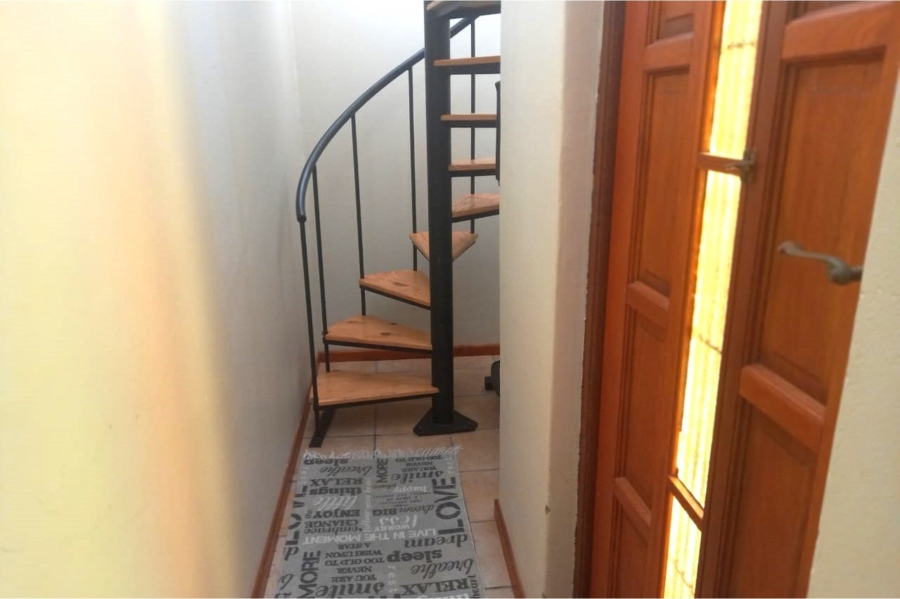To Let 1 Bedroom Property for Rent in Middedorp Western Cape